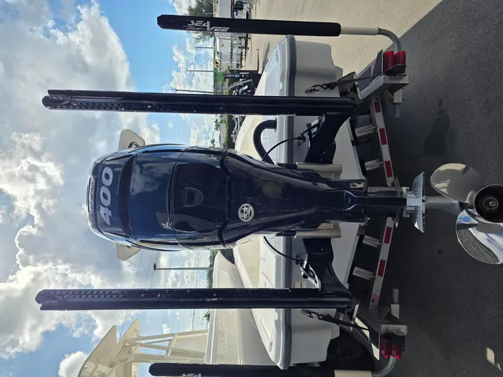 Seavee Yacht Photos Pics 2023 SeaVee 270Z boat with powerful 400 horsepower outboard motor, viewed from the rear.