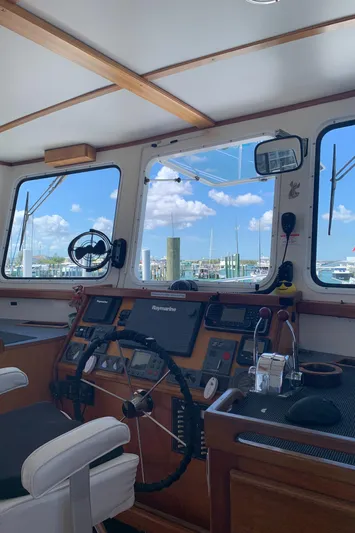 Lazy Days Yacht Photos Pics Interior view of 2005 Great Harbour GH37 boat cockpit with navigation equipment.