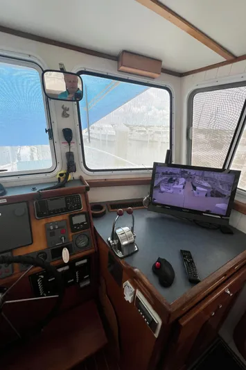 Lazy Days Yacht Photos Pics Interior view of 2005 Great Harbour GH37 boat cockpit with navigation equipment.