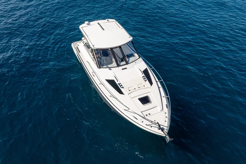 "plymouth Breeze" Yacht Photos Pics 2020 Regal 35 Sport Coupe boat on clear blue water.