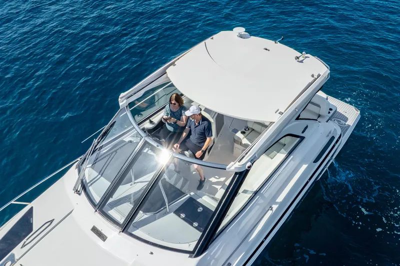 "plymouth Breeze" Yacht Photos Pics 2020 Regal 35 Sport Coupe cruising on clear blue water.