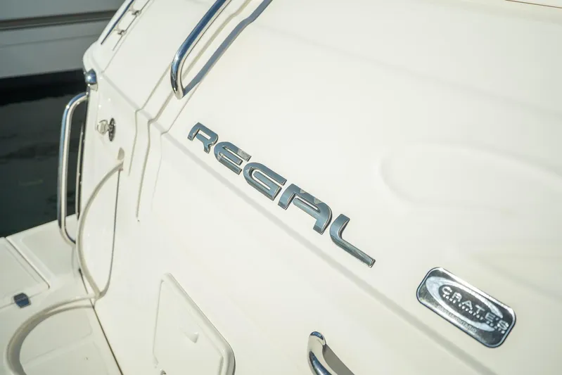  Yacht Photos Pics 2009 Regal Commodore 4060 boat, close-up of logo and details.