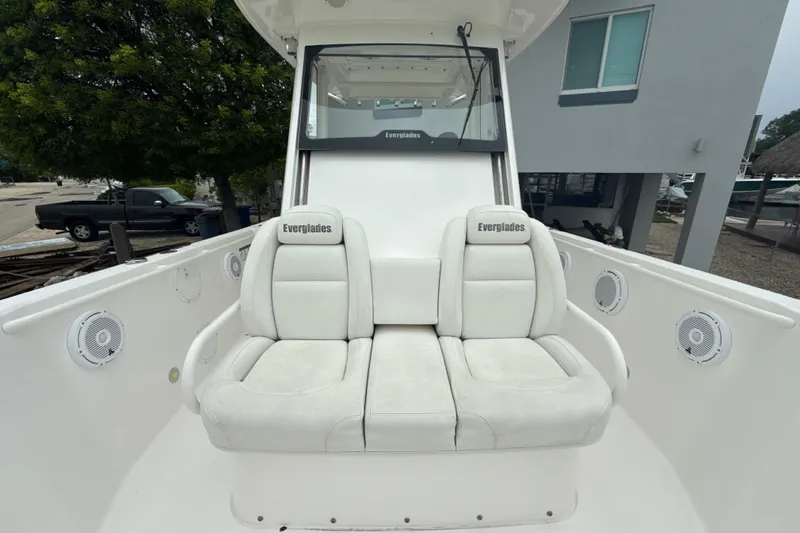  Yacht Photos Pics 2016 Everglades 295 Center Console boat with white seating and speakers.