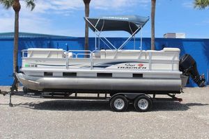 Sun Tracker 21 Party Barge