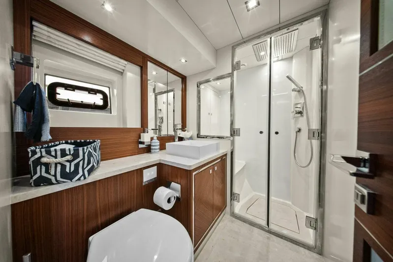 Destin-e Yacht Photos Pics 2021 Sirena 64- DESTIN-E- Guest Head