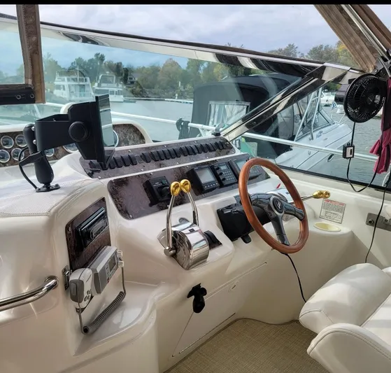  Yacht Photos Pics 1998 Sea Ray 400 Sundancer helm with steering wheel, controls, and navigation equipment.