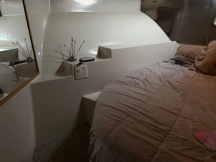 Lexy Lu Yacht Photos Pics Interior of 1996 Bluewater Yachts 52, featuring a cozy bed and modern decor.