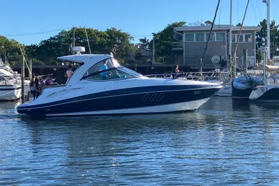Cruisers Yachts 350 Express