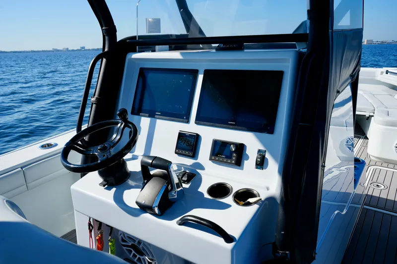 Luhn 32 Yacht Photos Pics Yellowfin 32 Luhn 32- Helm