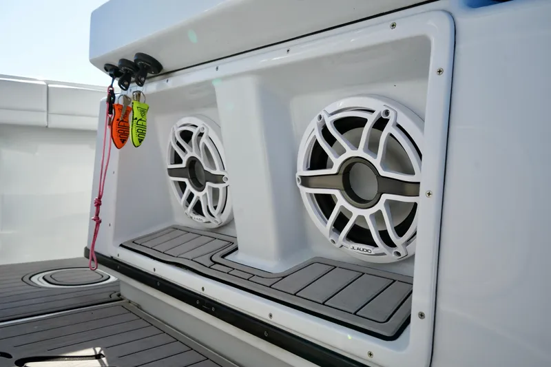 Luhn 32 Yacht Photos Pics Yellowfin 32 Luhn 32- Center Console Speakers