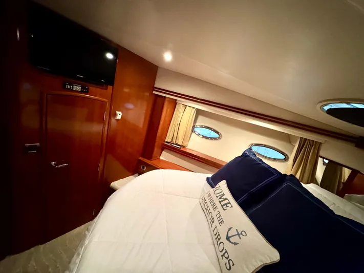 Plan B Yacht Photos Pics VIP StateRoom - Port Side