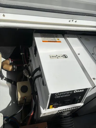 King Lewis Yacht Photos Pics King Lewis - Cummins Onan Generator View (1)