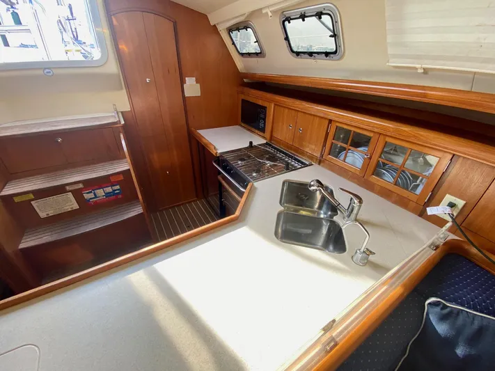  Yacht Photos Pics 2005 Hunter 41AC - Catherine Alease