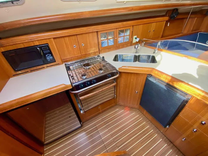  Yacht Photos Pics 2005 Hunter 41AC - Catherine Alease