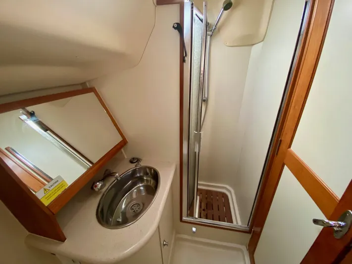  Yacht Photos Pics 2005 Hunter 41AC - Catherine Alease