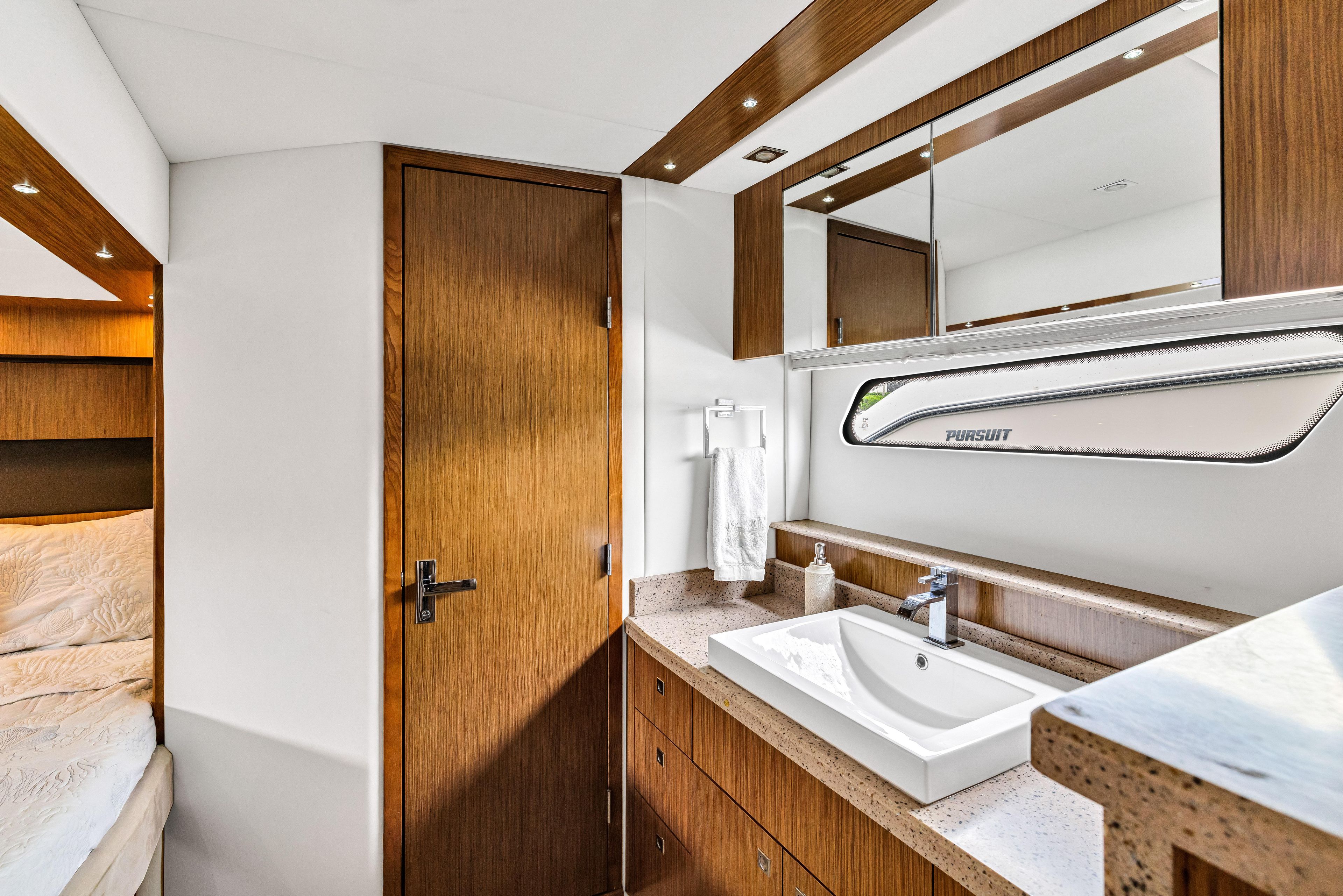 2013 Cruisers Yachts 48 
