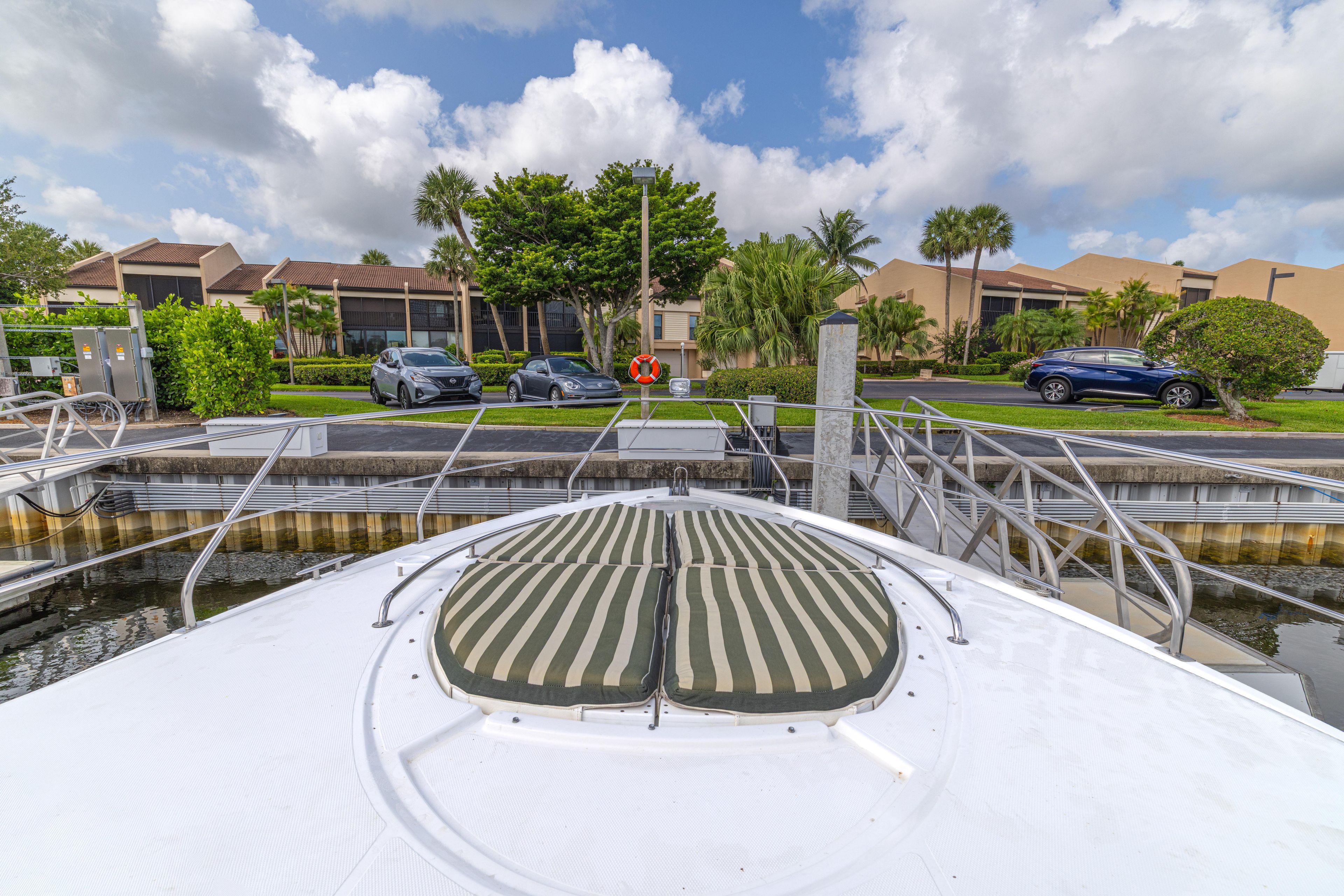 2013 Cruisers Yachts 48 
