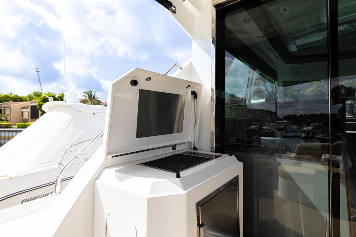 2013 Cruisers Yachts 48 
