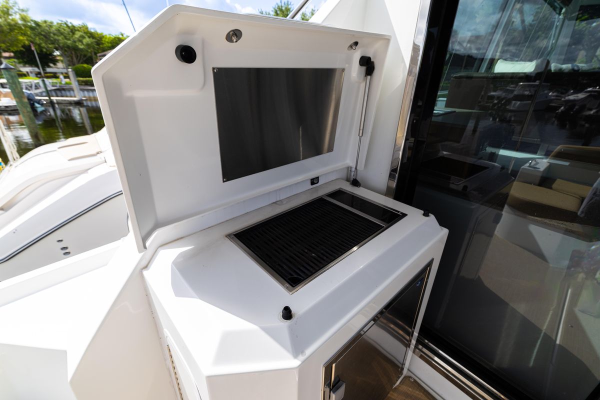 2013 Cruisers Yachts 48 