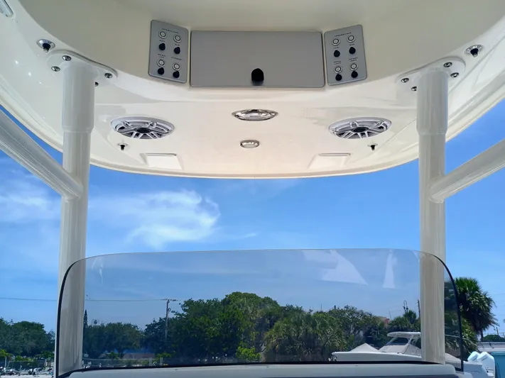 270-912 Yacht Photos Pics 2024 ShearWater 270 Carolina SS Open Bow boat interior with speakers and control panel.