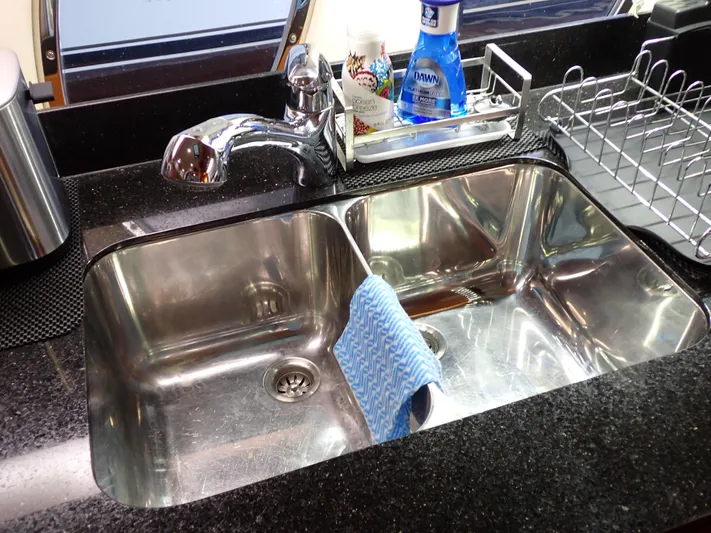 Chillaxin Yacht Photos Pics 