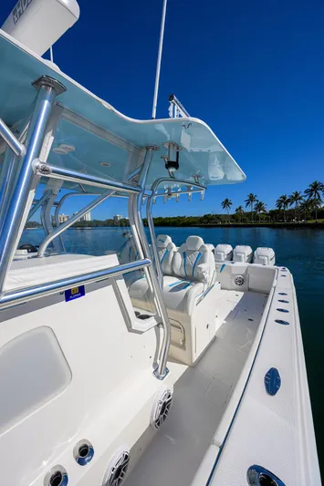  Yacht Photos Pics 2008 SeaVee 39b boat with sleek design, blue sky, and palm trees in the background.