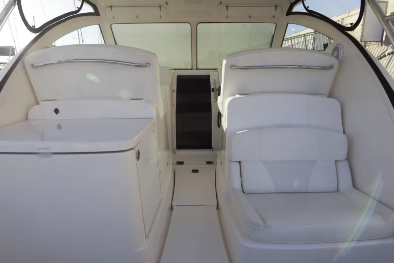 Finn Yacht Photos Pics 2006 Tiara Yachts 3000 Open interior with white seating and helm station.