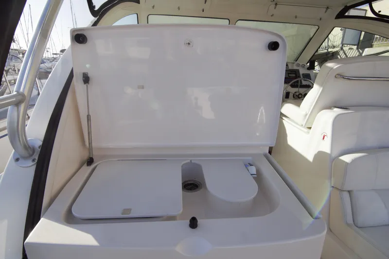 Finn Yacht Photos Pics 2006 Tiara Yachts 3000 Open interior with open storage compartment and seating area.