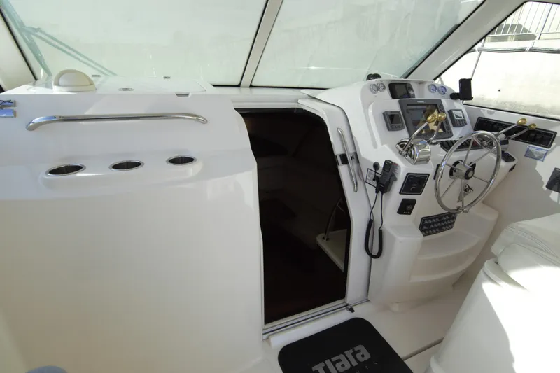 Finn Yacht Photos Pics 2006 Tiara Yachts 3000 Open helm with steering wheel and control panel.
