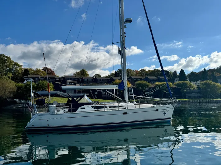 Heeling Alright Yacht Photos Pics 2001 Jeanneau Sun Odyssey 40 sailboat on calm water under blue sky.