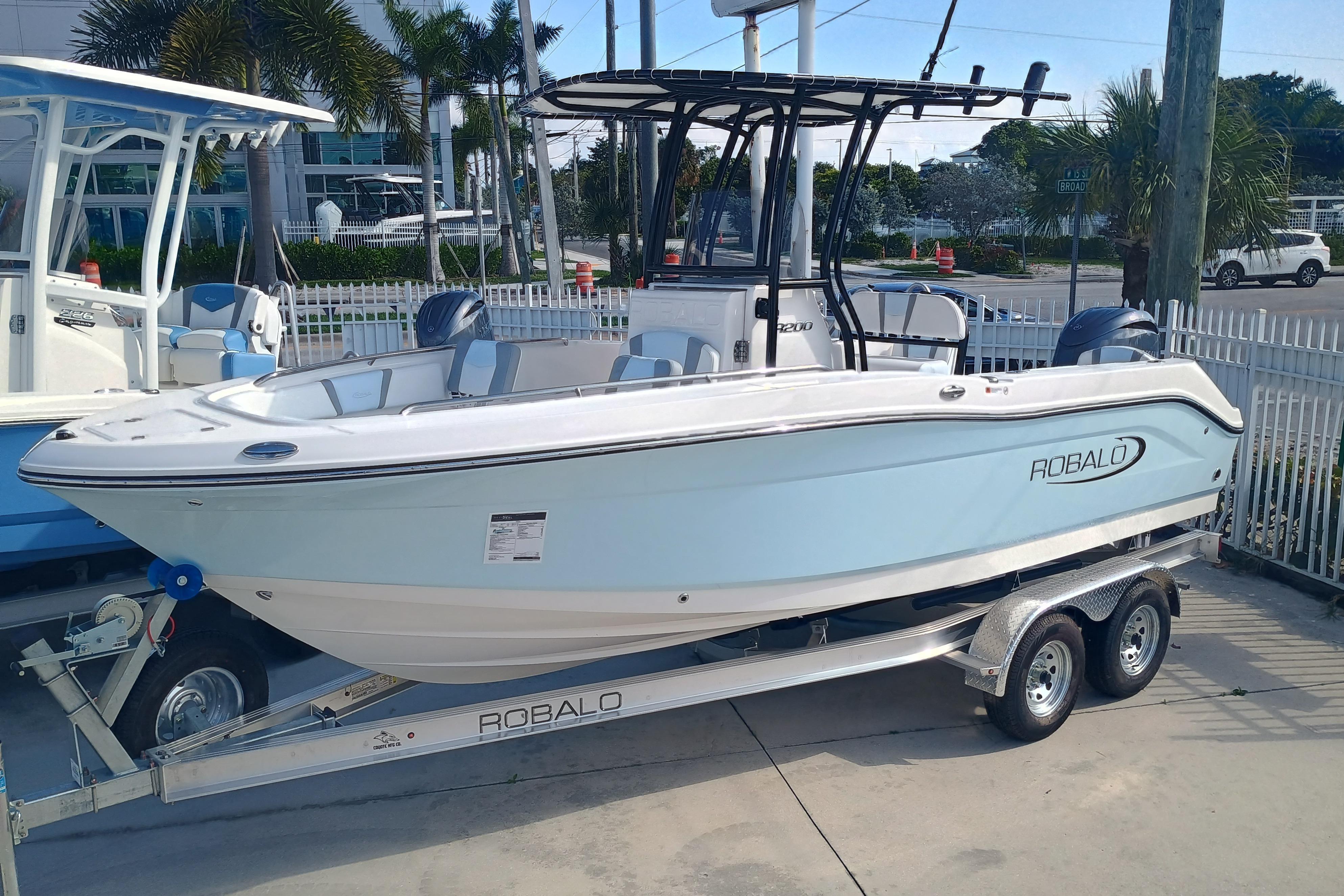 2026 Robalo R200 Center Console - Image 1