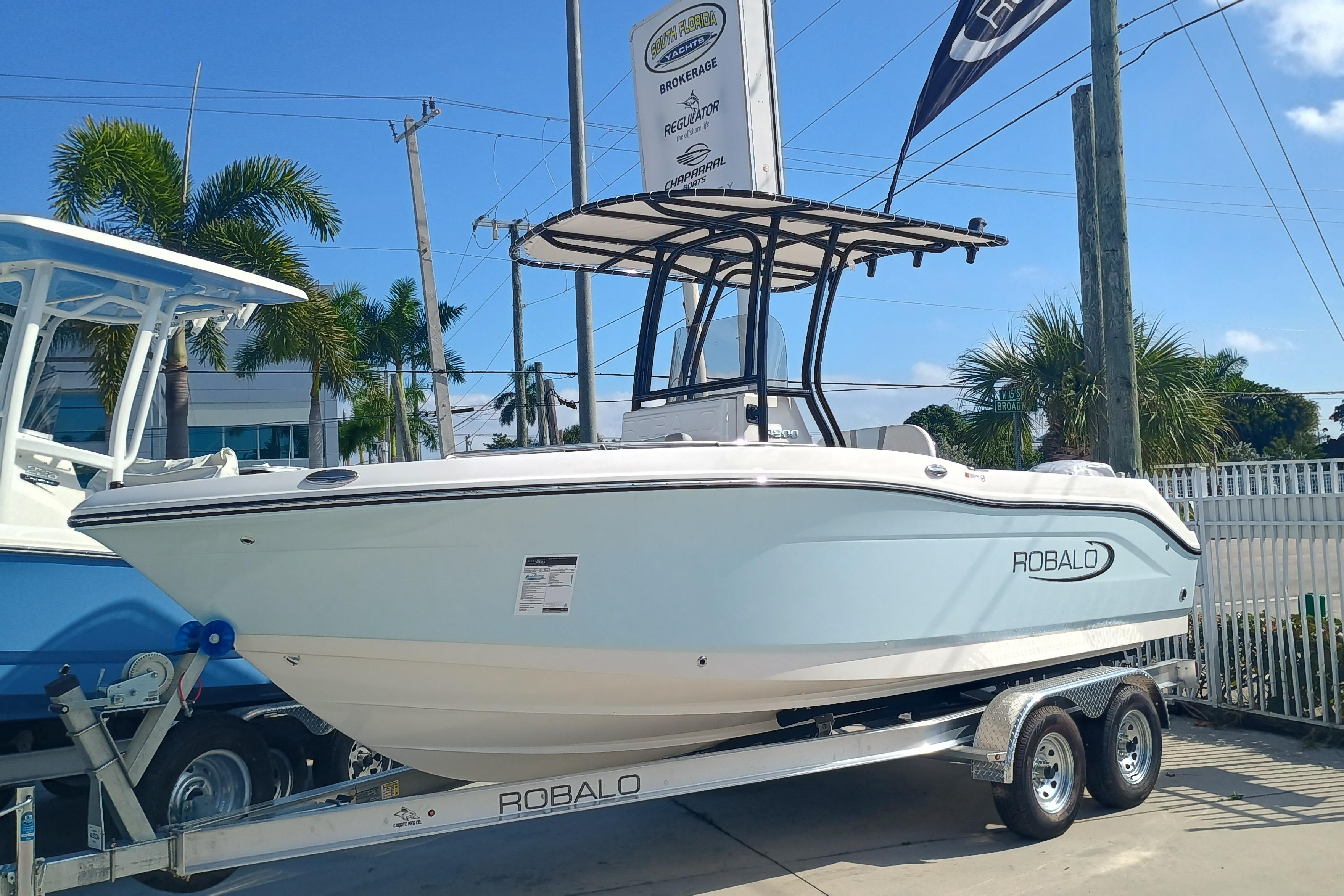 2026 Robalo R200 Center Console - Image 2