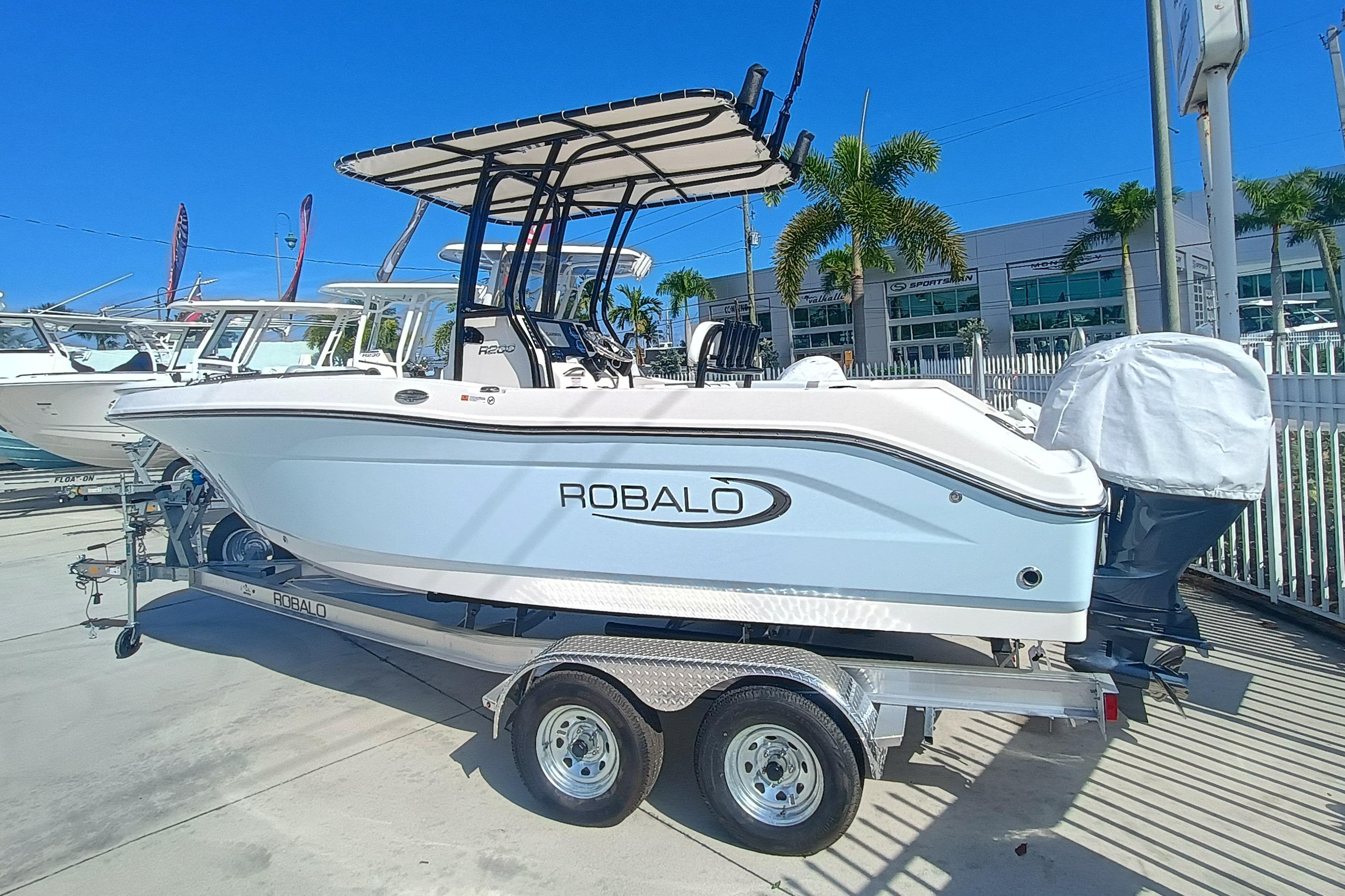 2026 Robalo R200 Center Console - Image 4