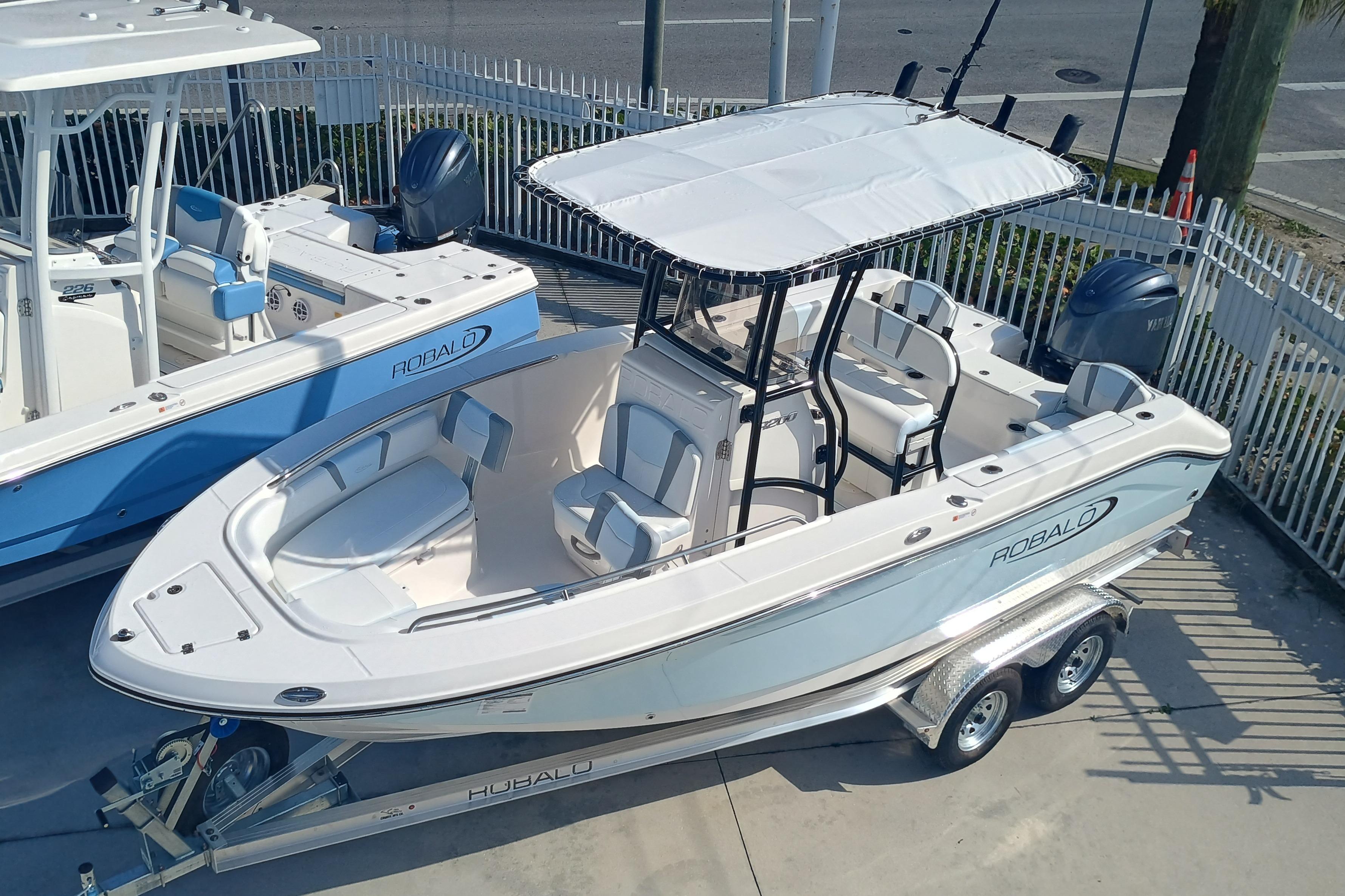 2026 Robalo R200 Center Console - Image 5
