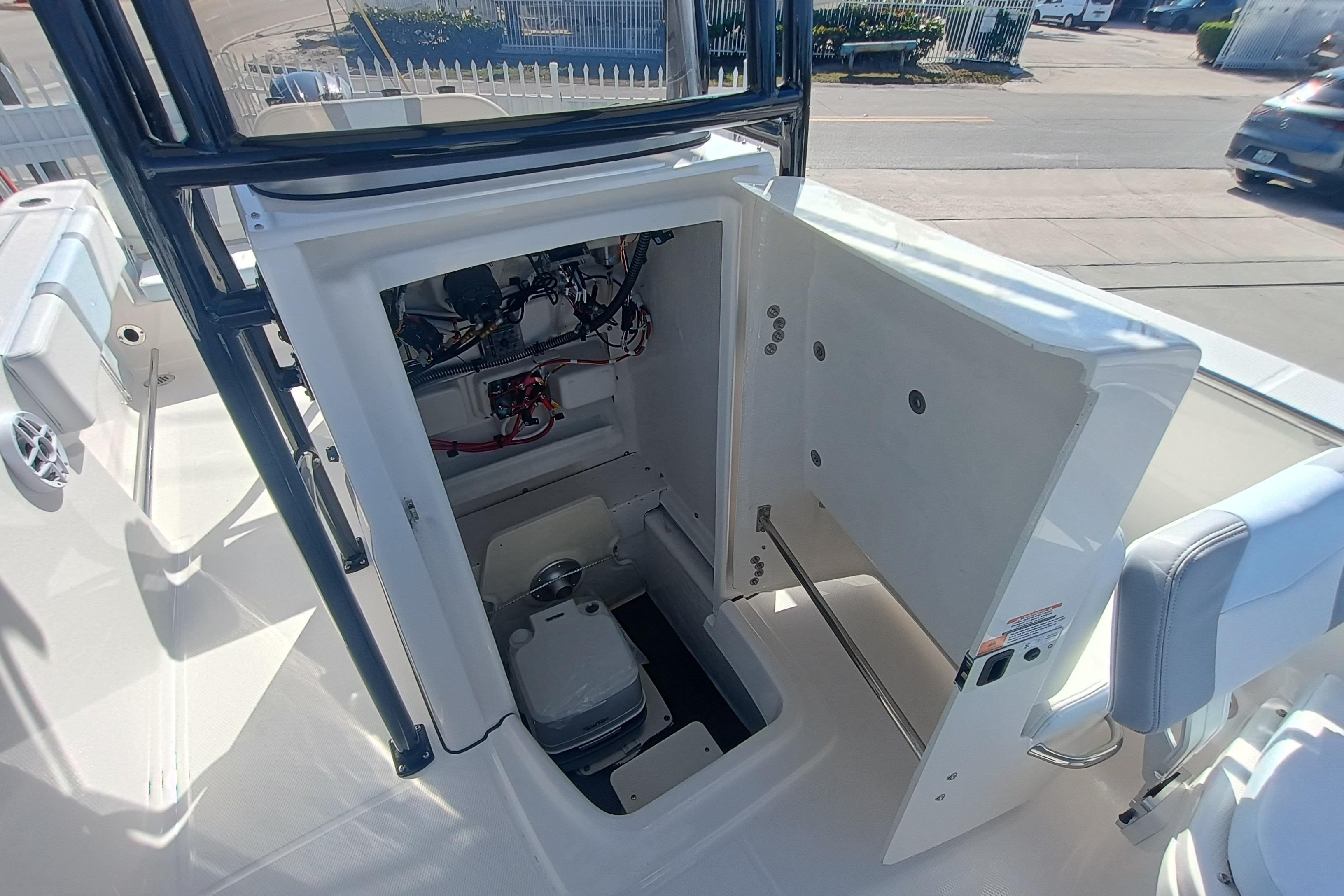 2026 Robalo R200 Center Console - Image 15