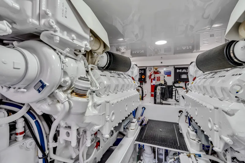 Champ Yacht Photos Pics 