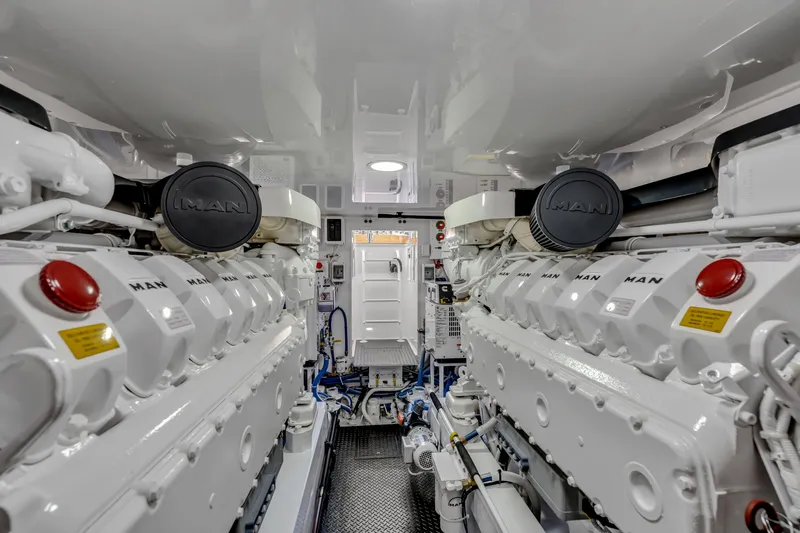 Champ Yacht Photos Pics 