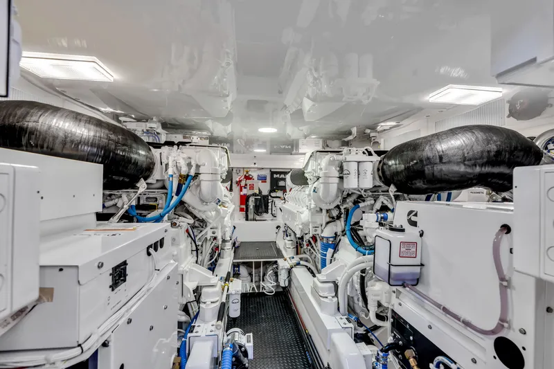 Champ Yacht Photos Pics 