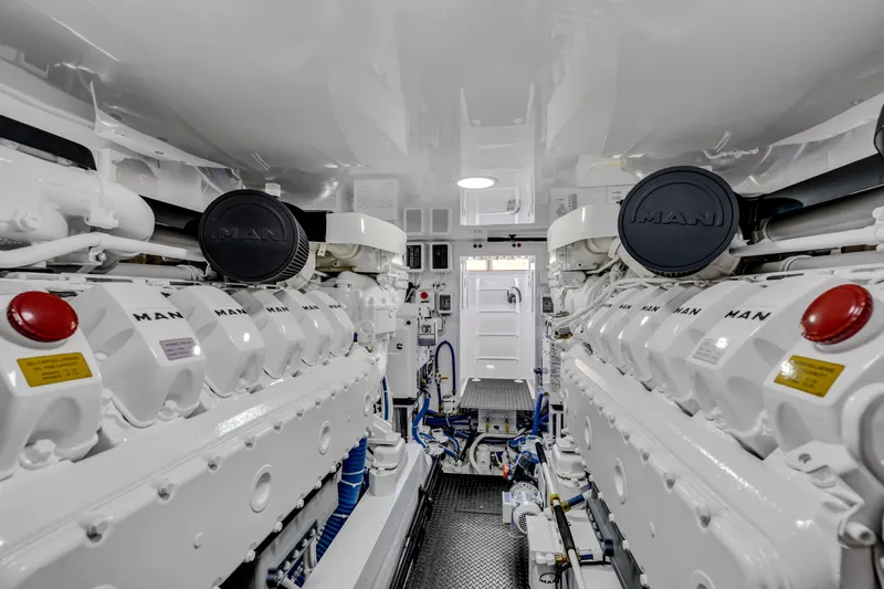 Champ Yacht Photos Pics 