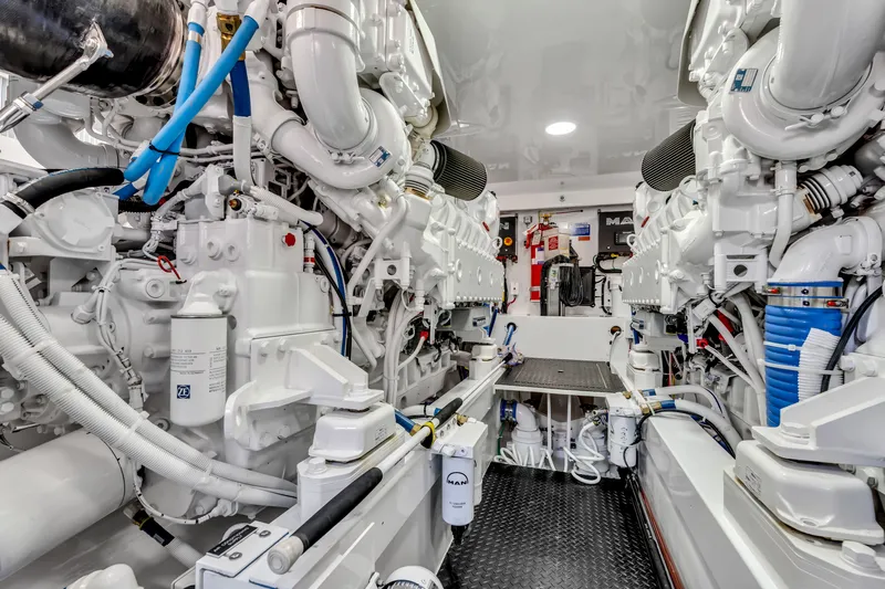 Champ Yacht Photos Pics 