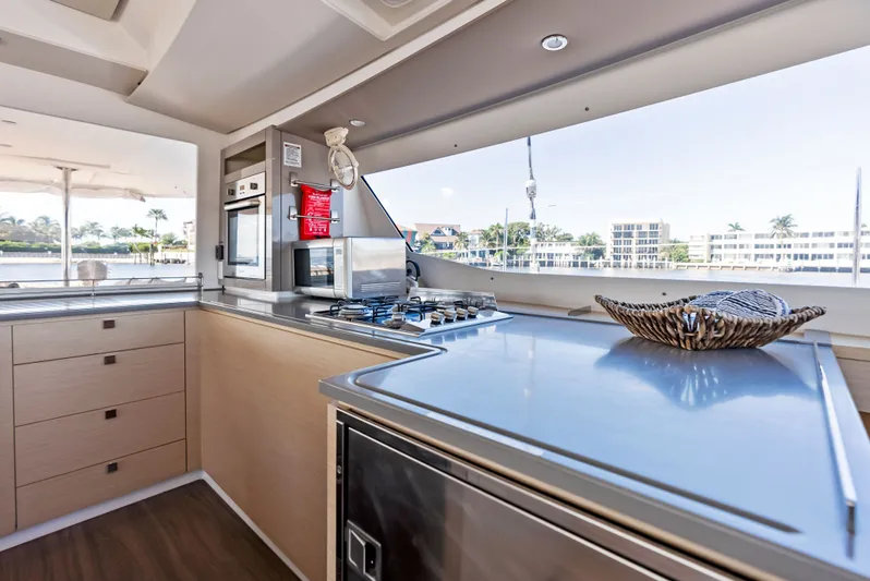 Sundance Yacht Photos Pics 