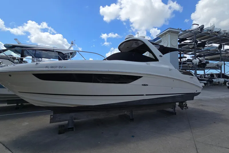 Yacht Photos Pics 2017 Sea Ray Sundancer 310 boat on display under a bright blue sky.