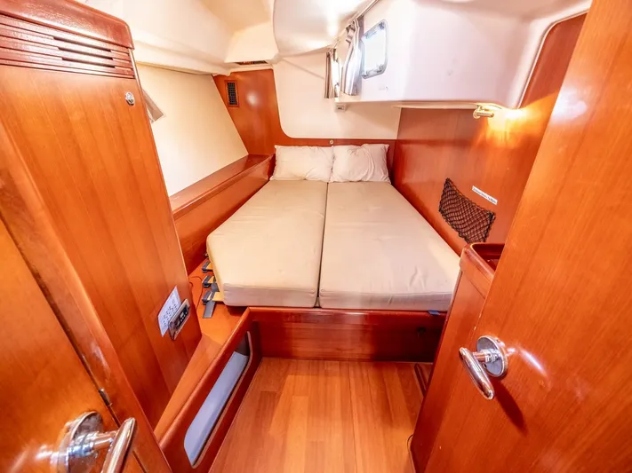  Yacht Photos Pics Interior of 2007 Beneteau Oceanis 50 yacht cabin.