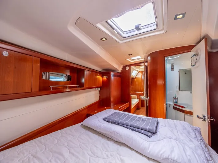  Yacht Photos Pics Interior of 2007 Beneteau Oceanis 50 yacht featuring a luxurious bedroom.