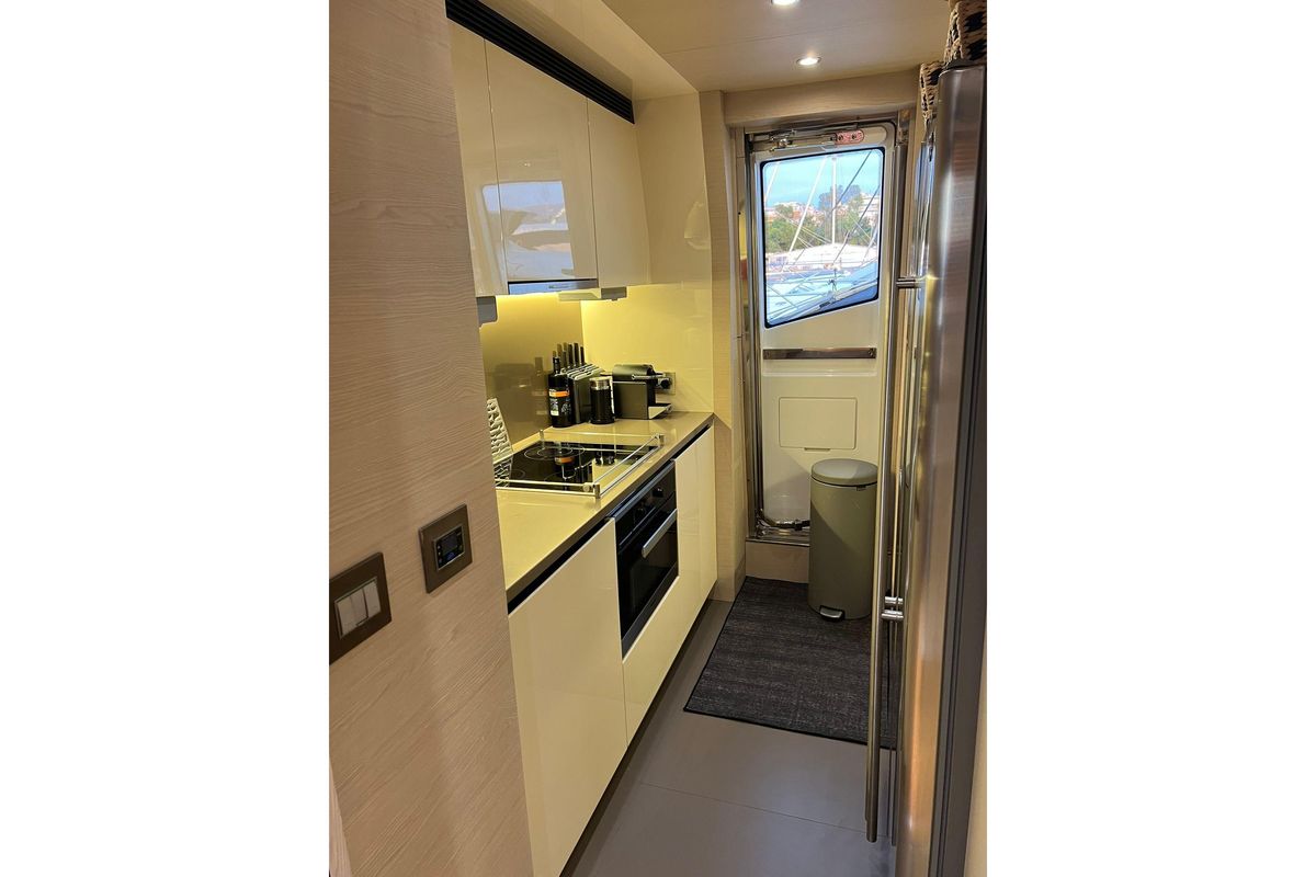2015 Azimut 82 