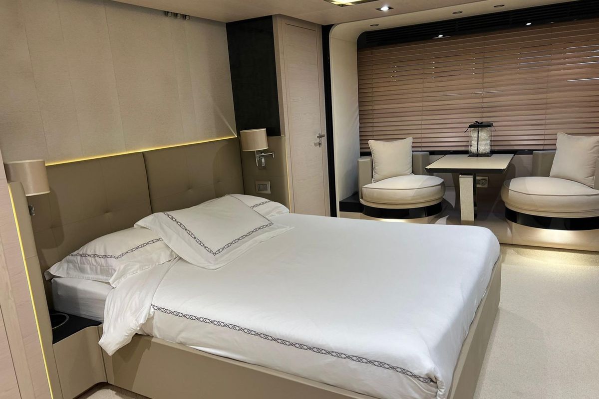 2015 Azimut 82 