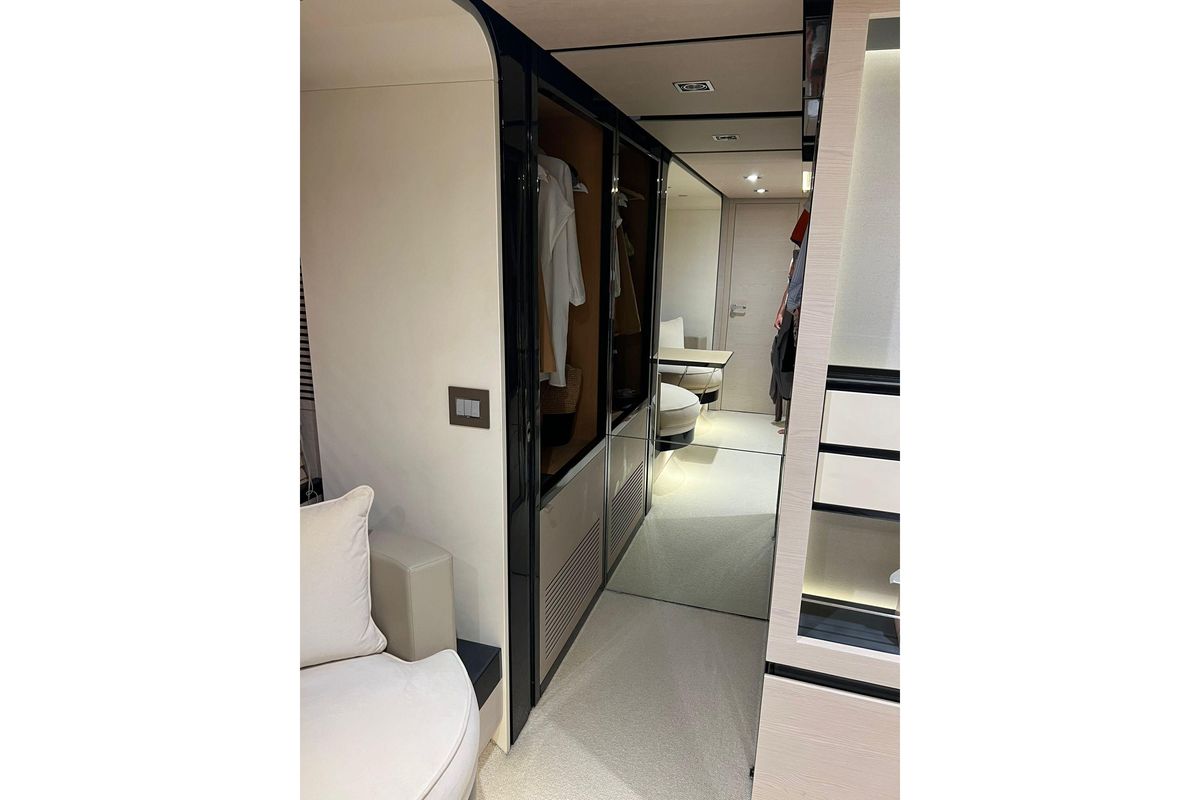 2015 Azimut 82 