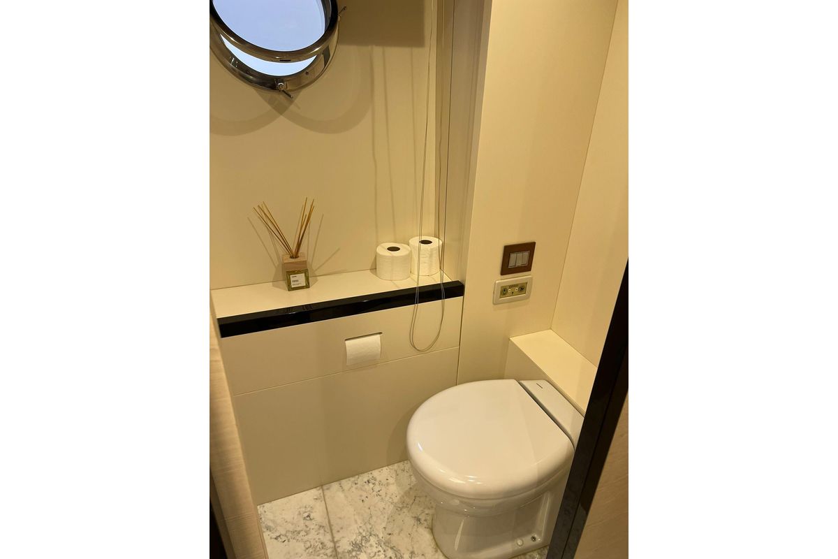 2015 Azimut 82 