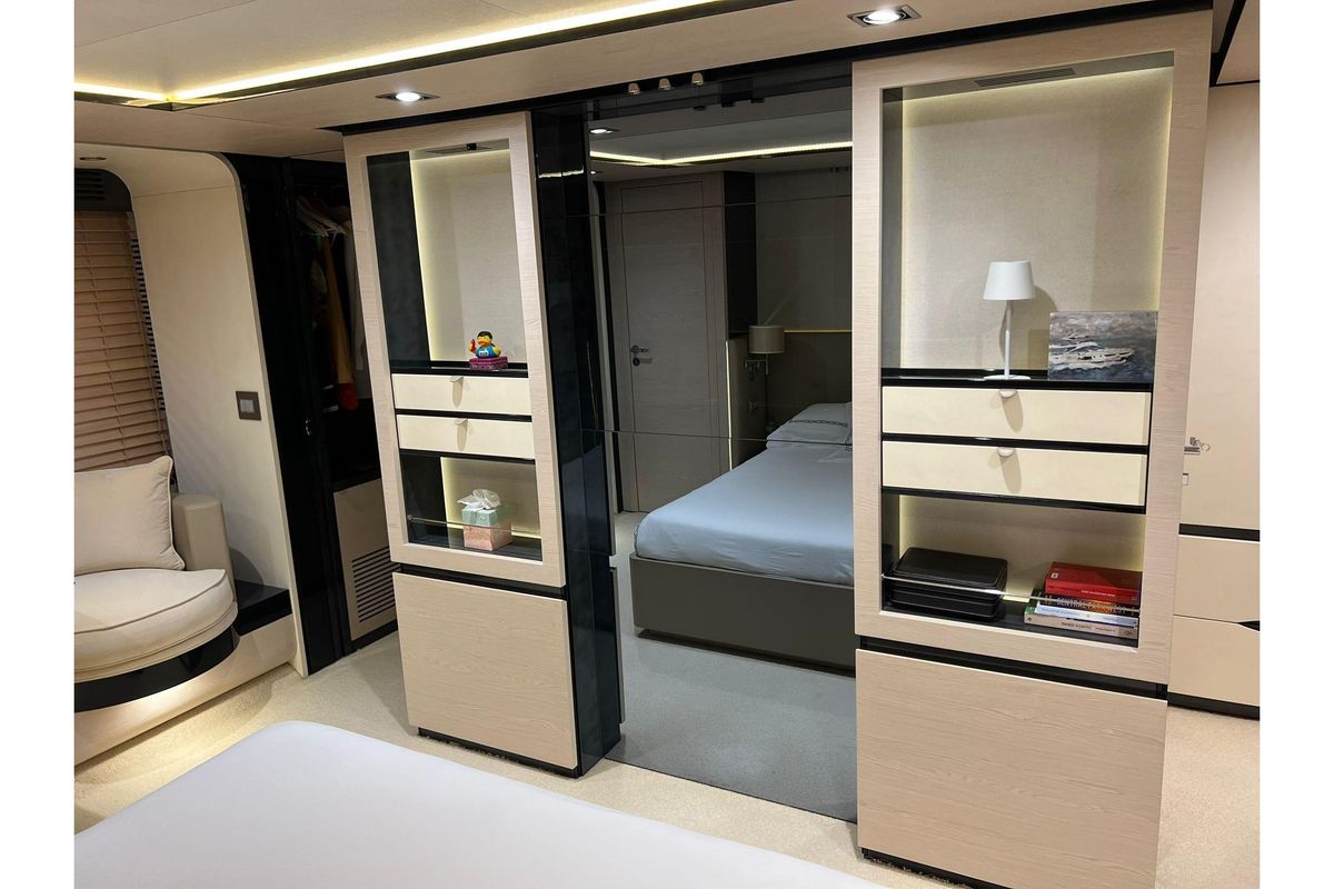 2015 Azimut 82 