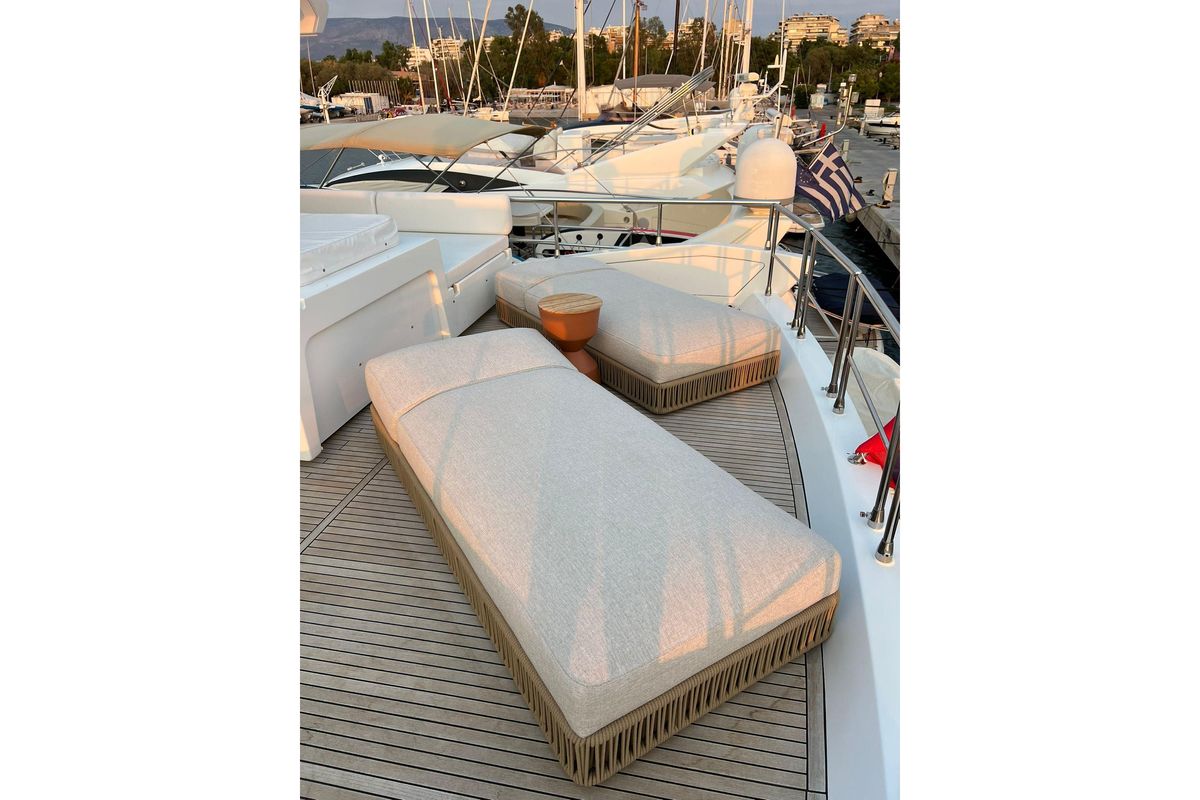 2015 Azimut 82 